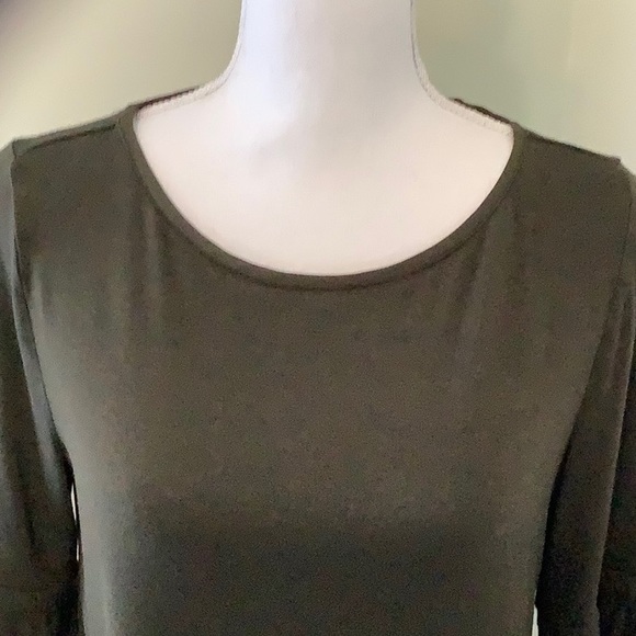 WH-BM deep olive green jersey tee, 3/4 sleeves with ruffle trim and ties. So Med - Picture 2 of 7